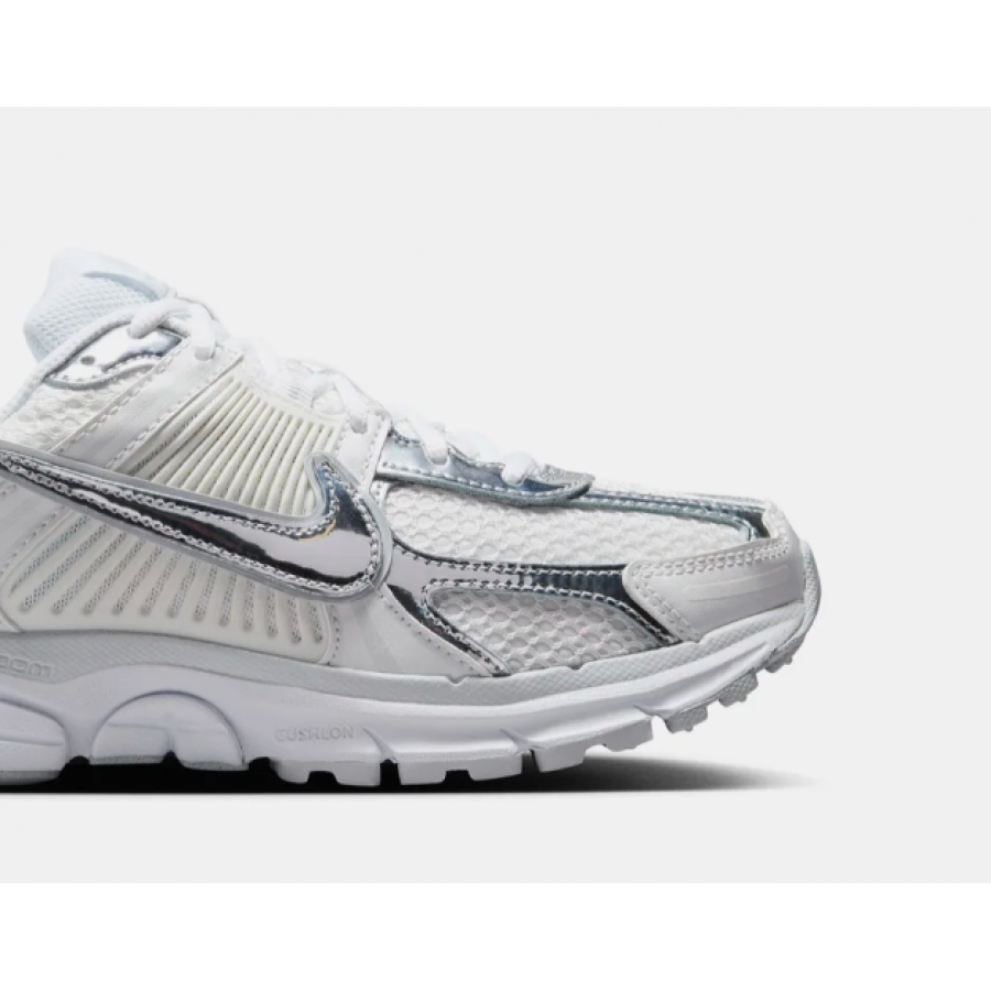 NIKE ZOOM VOMERO 5 "SUMMIT WHITE/METALLIC SILVER": ХРОМАТИЧЕСКИЕ ДЕТАЛИ В КЛАССИЧЕСКОМ ИСПОЛНЕНИИ