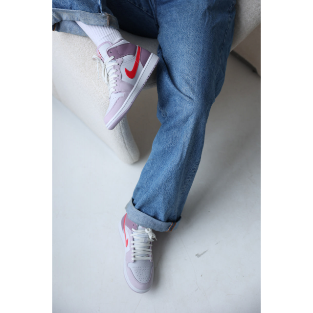 Air Jordan 1 Mid Valentine’s Day