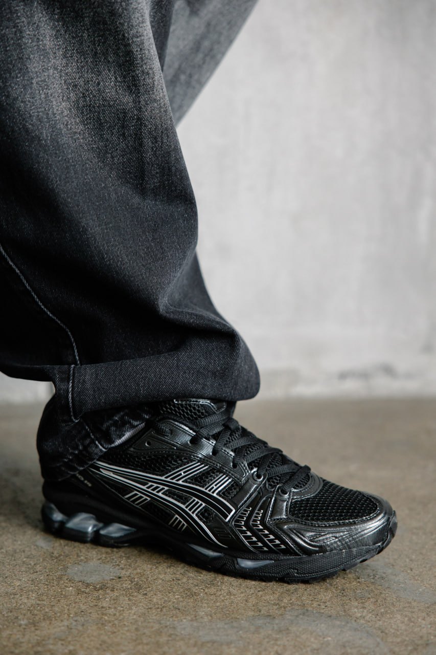 Asics Gel-Kayano 14 Black Silver на ноге