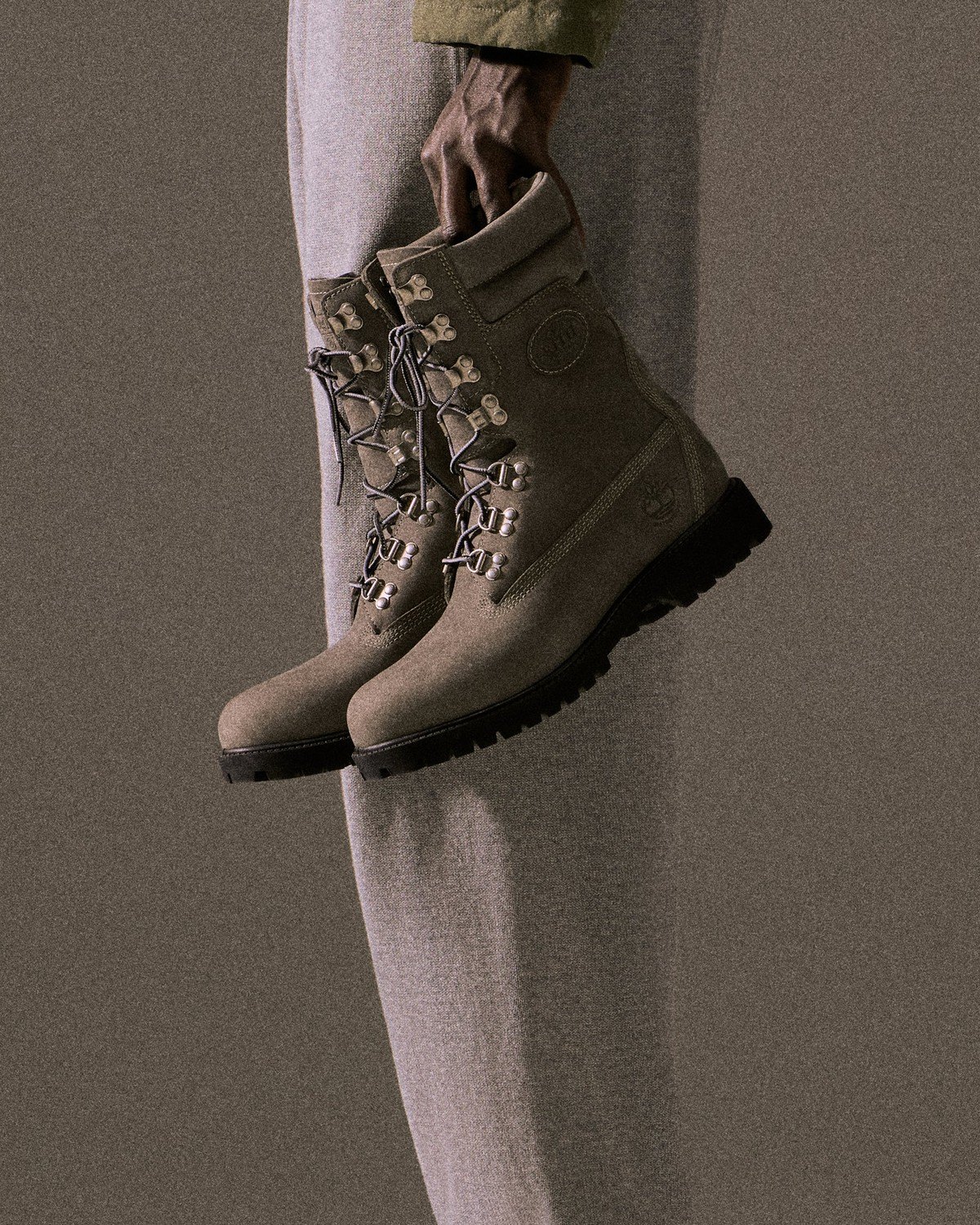 Высокие ботинки Ronnie Fieg x Timberland в лукбуке Kith Winter 2026