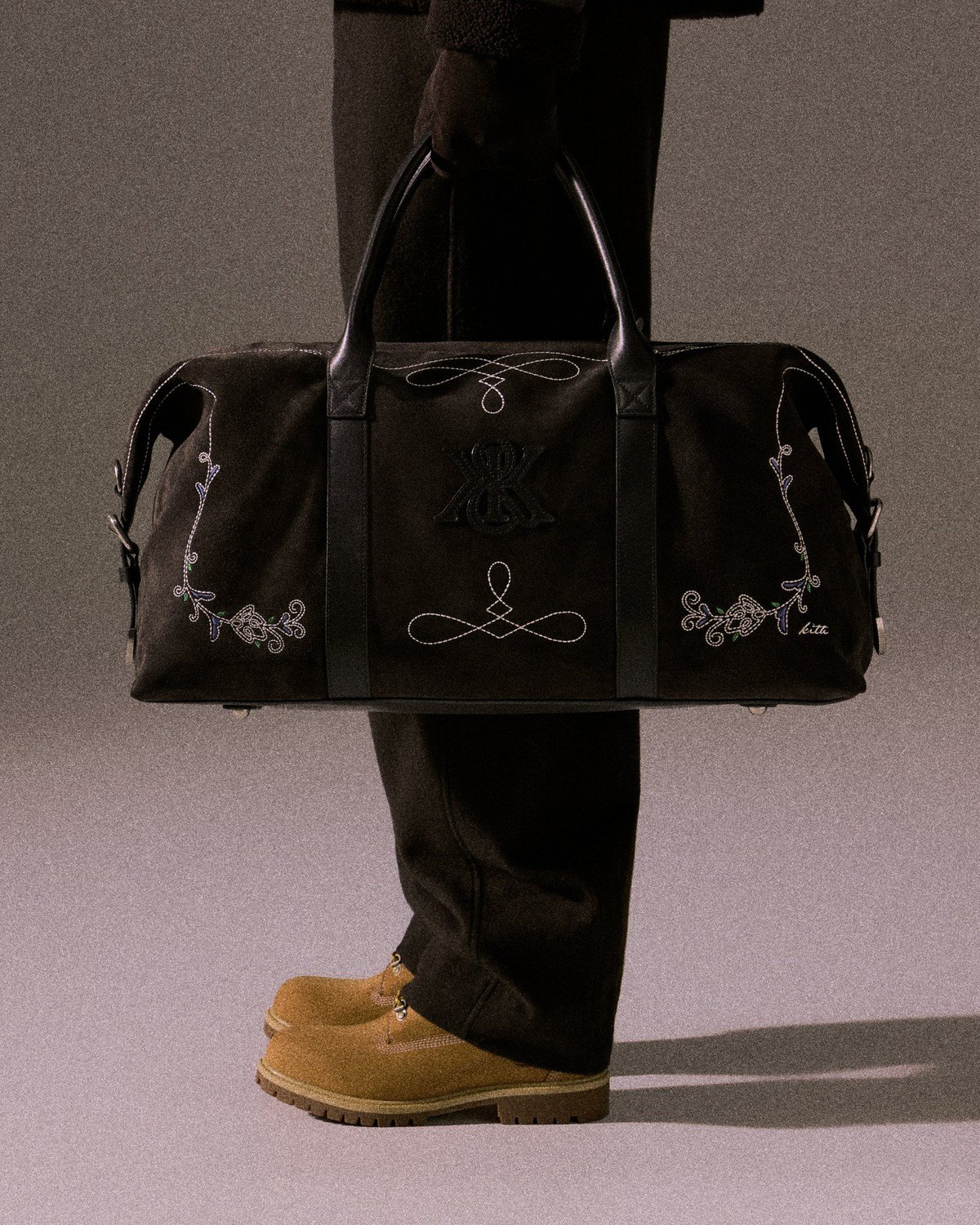 Ботинки Timberland пшеничного цвета и сумка в лукбуке Kith Winter 2026