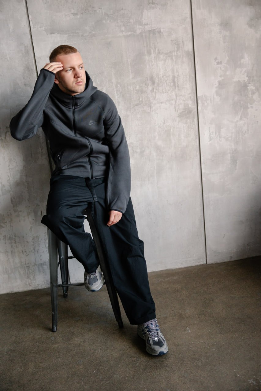 Nike Tech Fleece Windrunner серый на модели