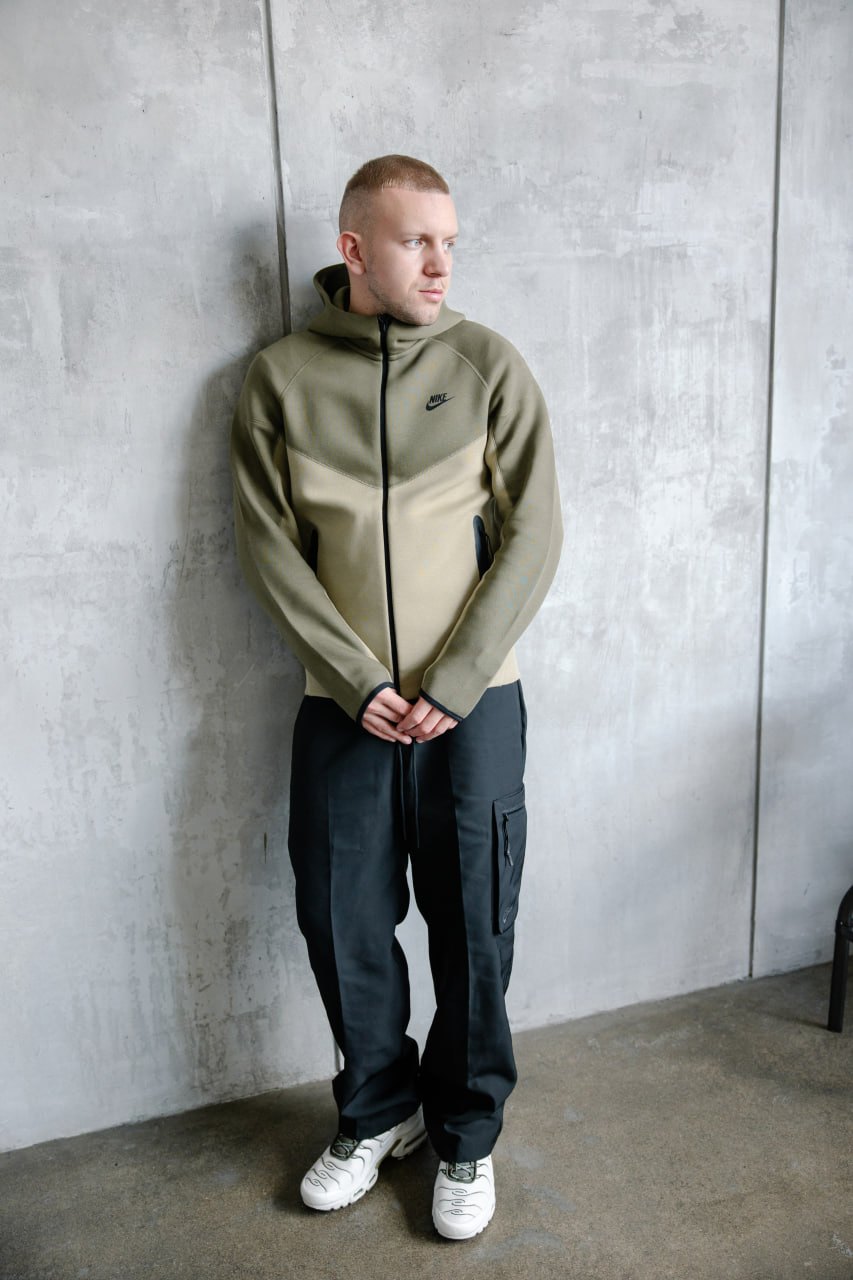 Nike Tech Fleece Windrunner оливковый на модели