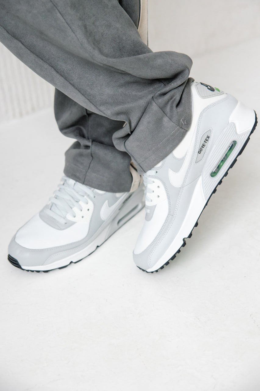 Nike Air Max 90 Gore-Tex Triple Grey на ноге