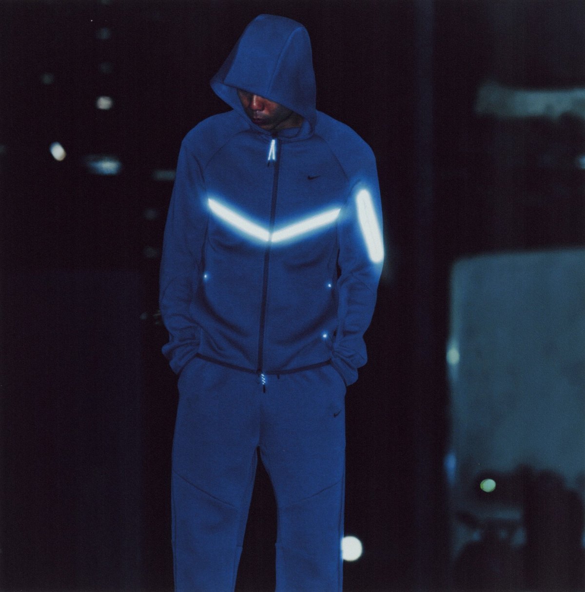 Nike Tech Fleece со светоотражающей лентой