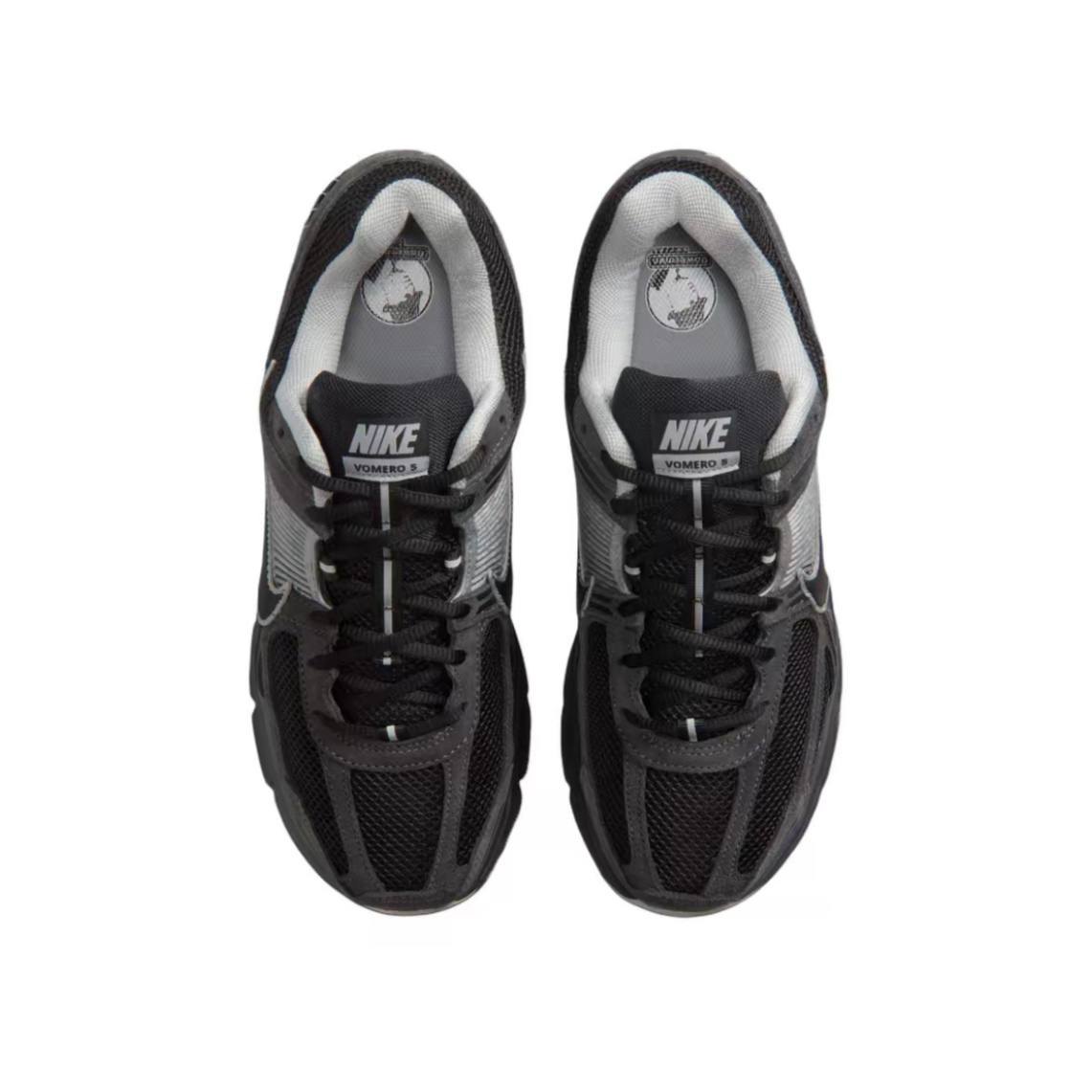 Кроссовки Nike Zoom Vomero 5 Anthracite, вид под углом