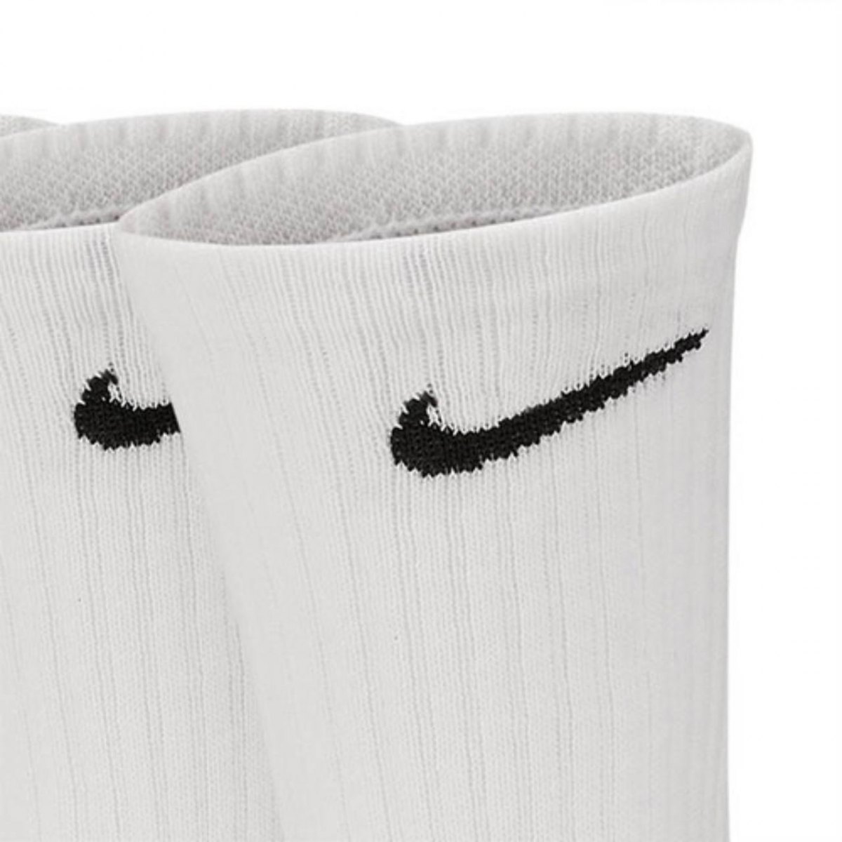 Белые высокие носки Nike Everyday Crew крупным планом