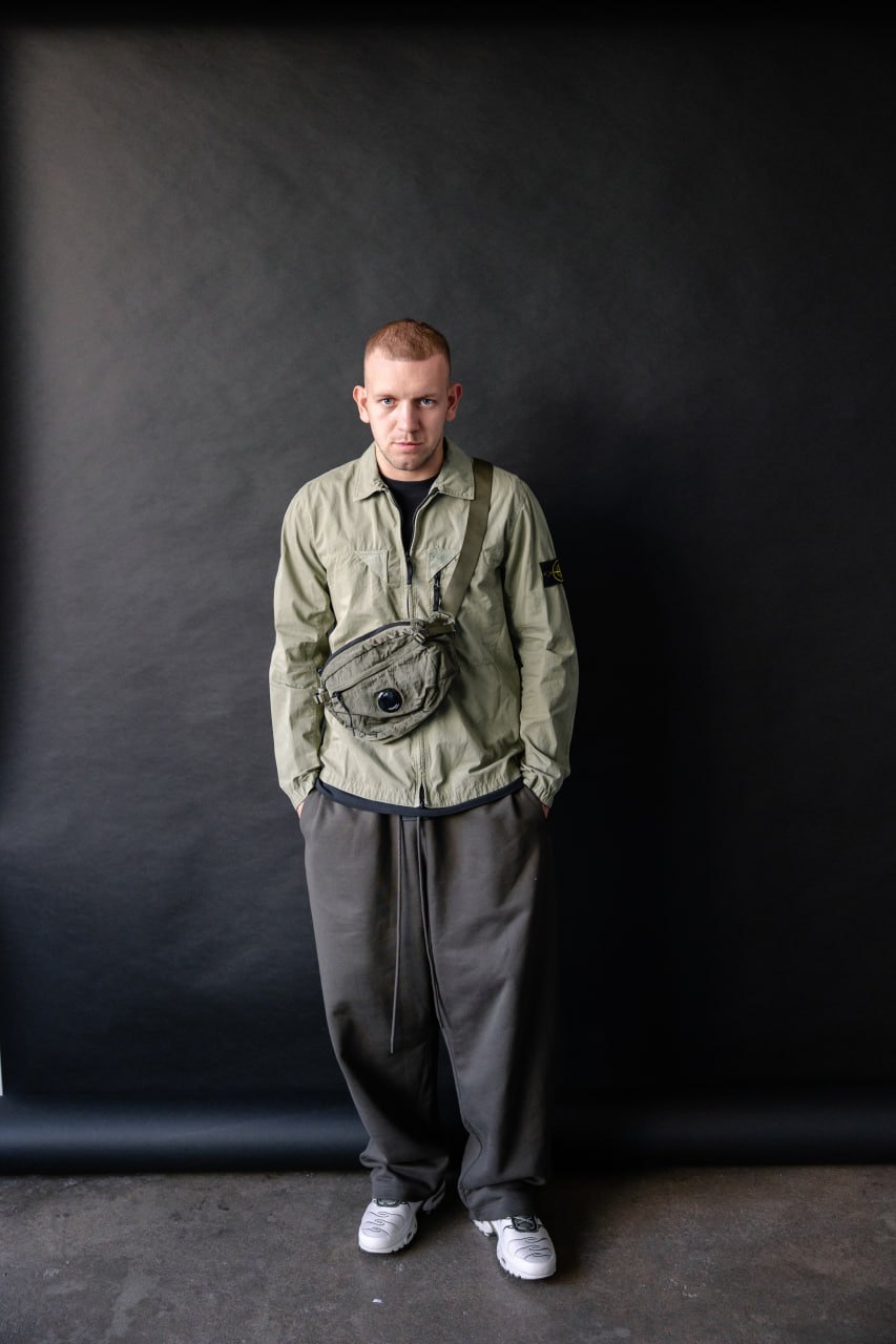 Оливковый овершот Stone Island на модели