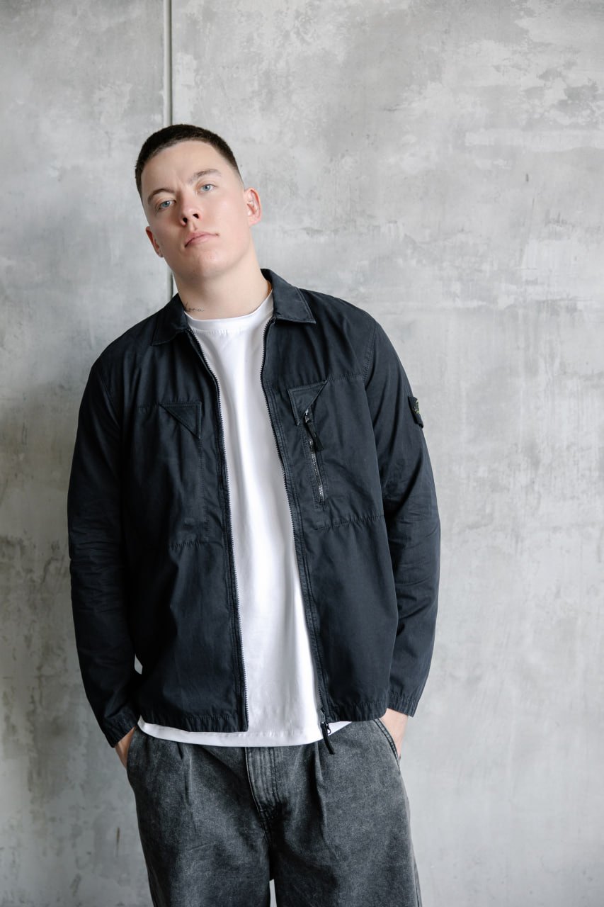 Тёмно-синий овершот Stone Island поверх футболки