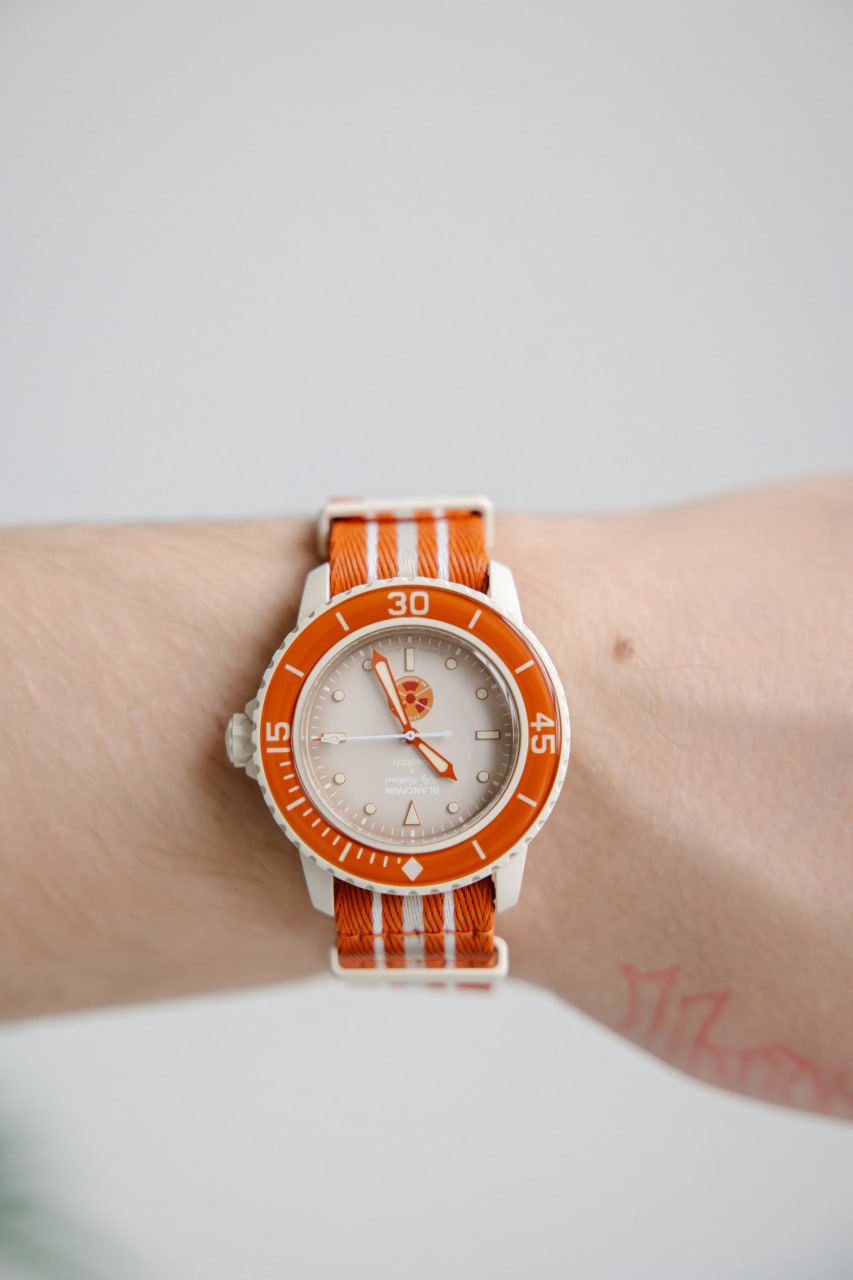Часы Blancpain x Swatch на руке