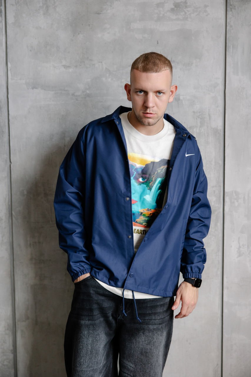 Синяя куртка коучей Nike на модели
