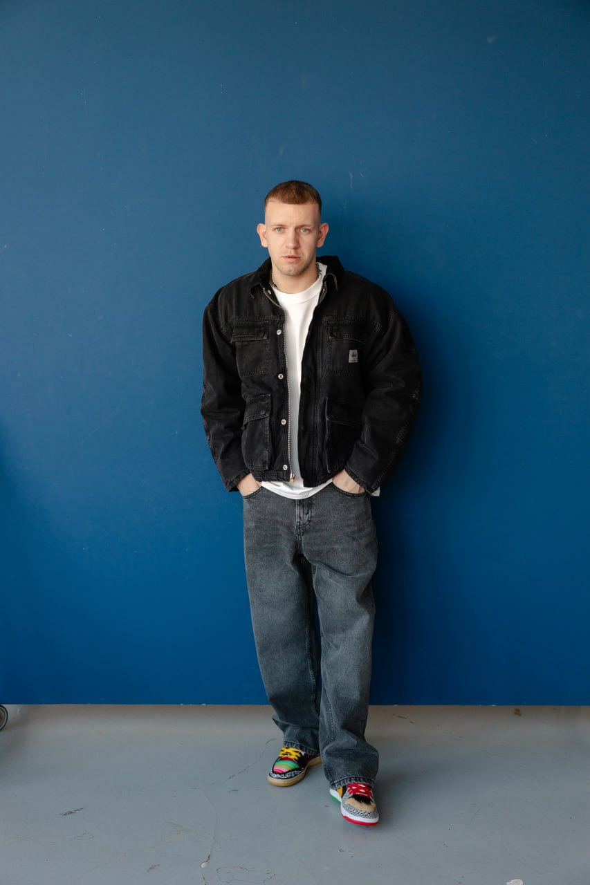 Чёрная куртка Stussy из канваса на модели